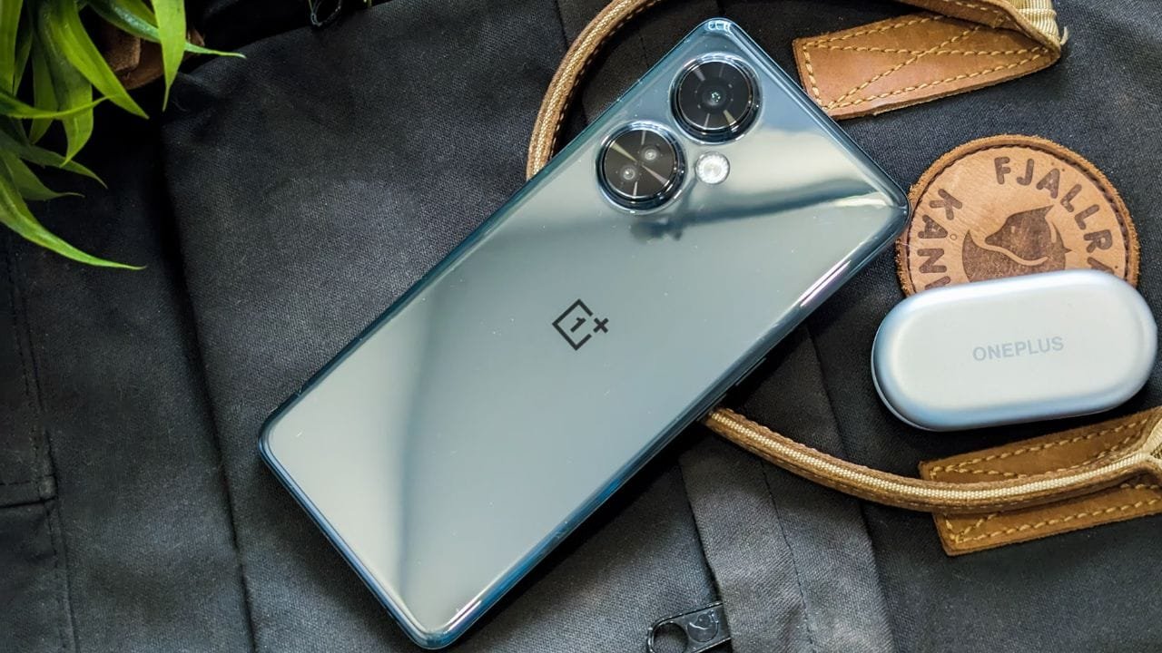 iPhone को खर्चा-पानी देने आया OnePlus का धांसू स्मार्टफोन! तगड़े स्पेसिफिकेशन्स के साथ बजट-फ्रेंडली भी...