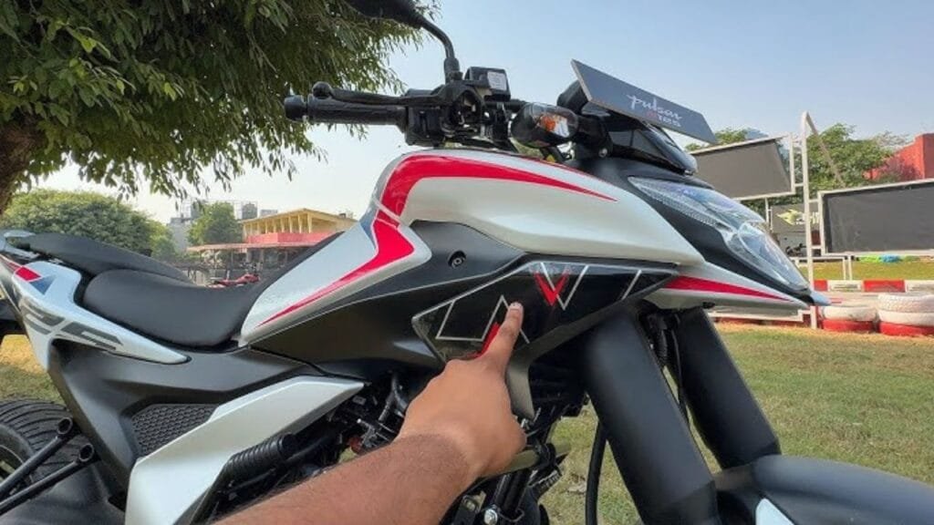 125cc सेगमेंट में भौकाल मचाने आई नई Bajaj Pulsar N125! स्ट्रीटफाइटर लुक मात्र ₹94,707 में...