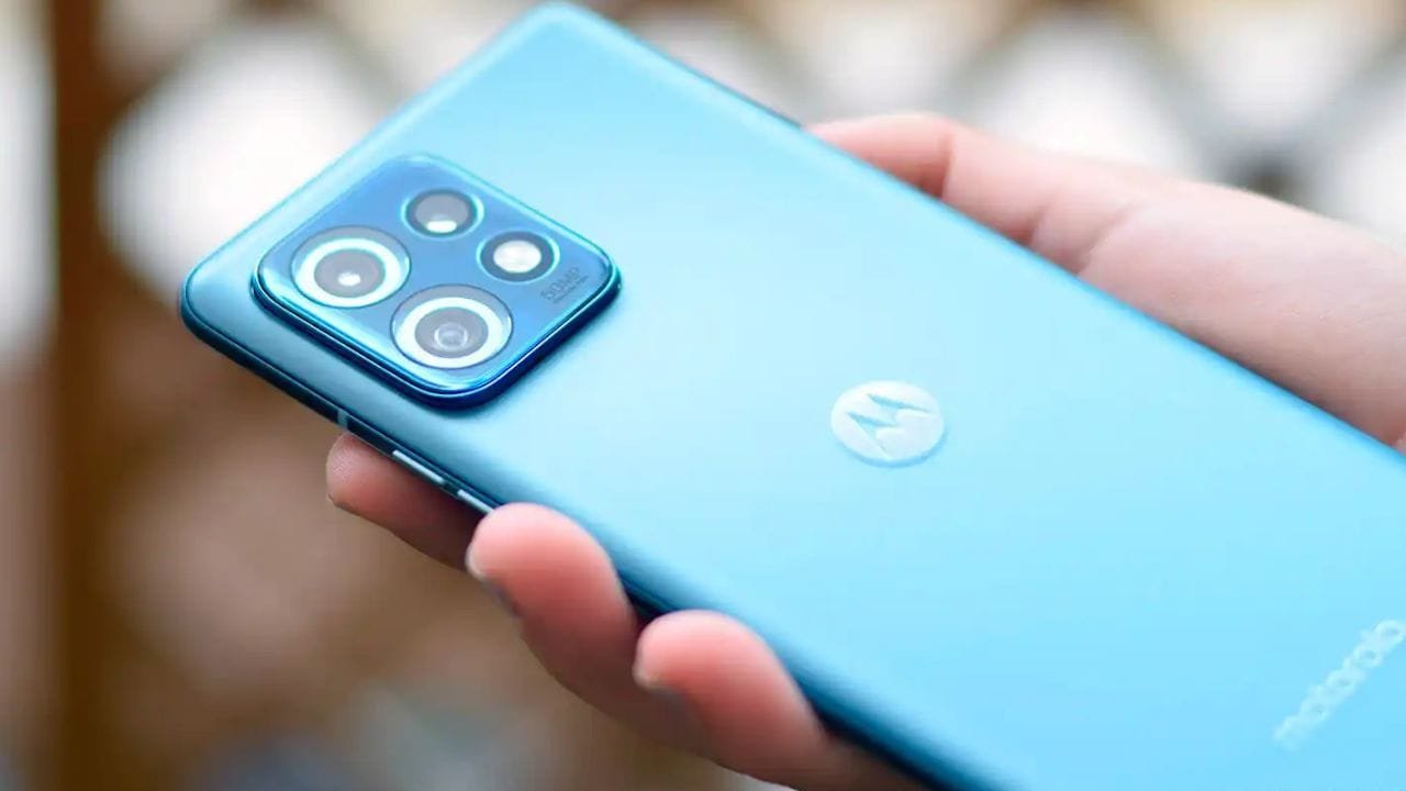 OnePlus के चुनौती पेश कर रहा Moto का ये शानदार स्मार्टफोन! सस्ती कीमत में मिल रही झक्कास कैमरा क्वालिटी