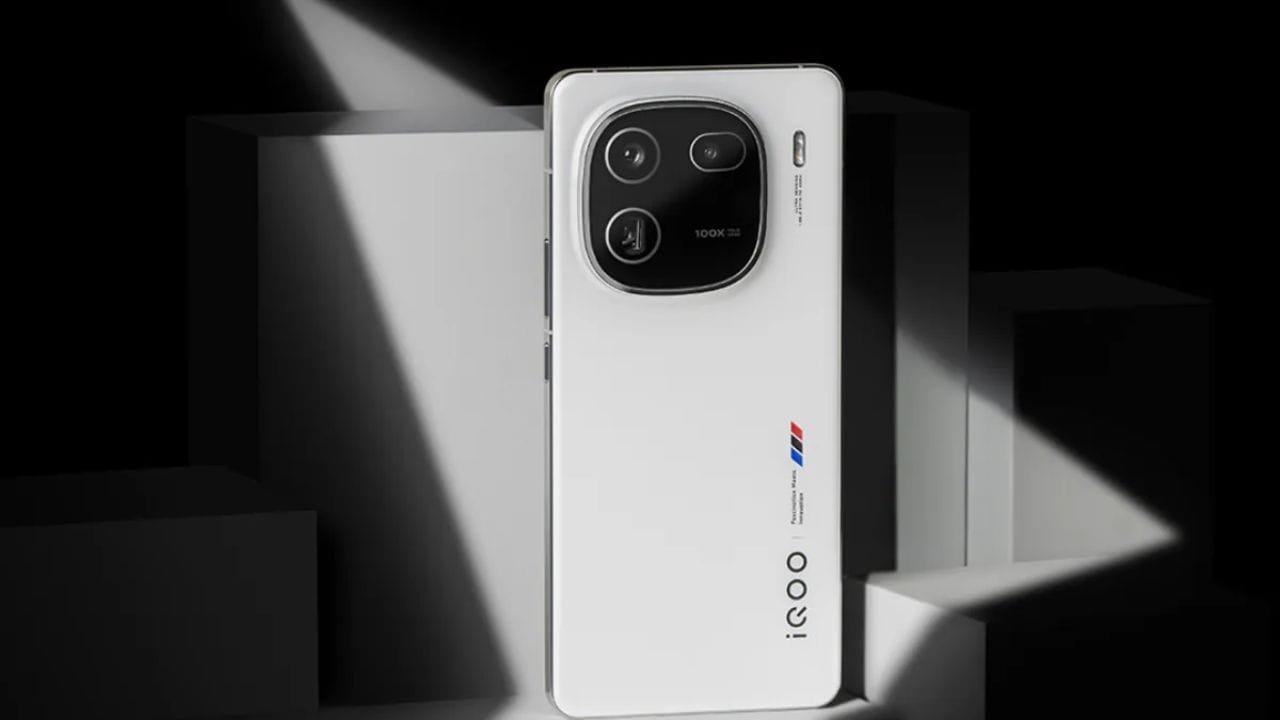 DSLR जैसी कैमरा क्वालिटी और 120W फ़ास्ट चार्जिंग से Samsung को टक्कर दे रहा IQOO का ये धांसू फ़ोन