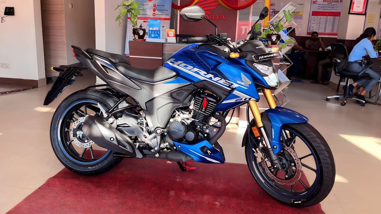 Apache को चारों-खाने चित कर रही Honda की ये तगड़ी बाइक! पावरफुल इंजन के साथ मिलते है टॉप-क्लास फीचर्स